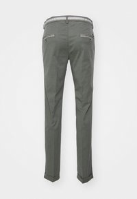 Pantalon chino gris à coupe droite, doté d'un ourlet replié, de deux poches arrière zippées et d'une texture de tissu lisse.