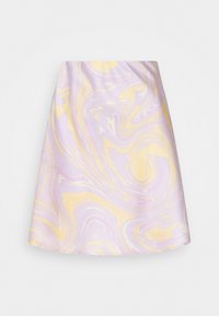 Krátká áčková sukně z lehké látky, s mramorovým vzorem v pastelově fialových a žlutých vírech, se hladkým povrchem.