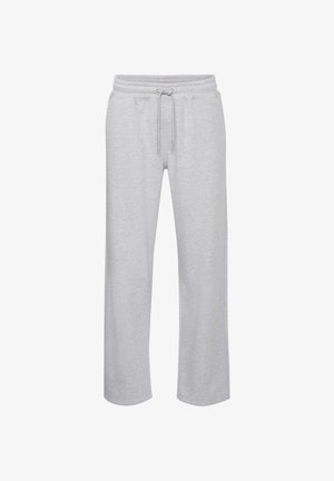 Pantalon de survêtement gris en tissu doux, doté d'une taille à cordon, d'une coupe à jambes larges et de poches latérales. Texture lisse avec peu de détails.