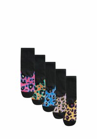 Uppsättning av fem par låga strumpor med svart bas och färgglada leopardmönster i rosa, orange, blått, grönt och lila.