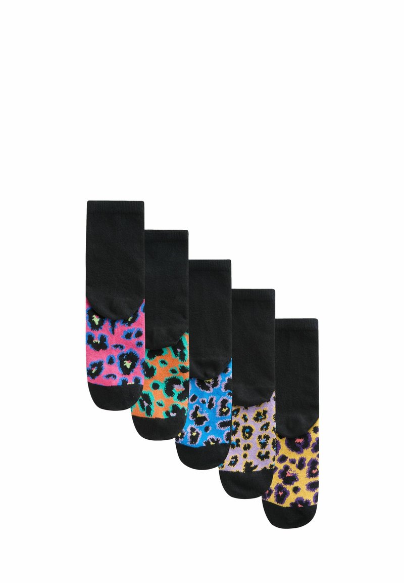 Uppsättning av fem par låga strumpor med svart bas och färgglada leopardmönster i rosa, orange, blått, grönt och lila.
