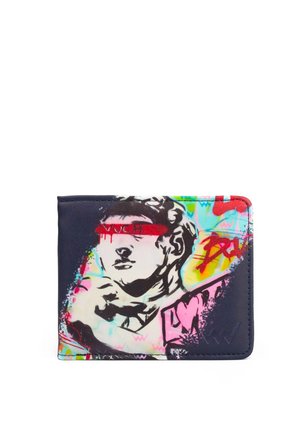 Bifold-Geldbörse mit einem bunten Graffiti-Print und einer grafischen Figur. Hergestellt aus synthetischem Material, mit glatter Textur und gesteppten Kanten.