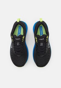 Chaussures de course noires avec une tige texturée, semelle extérieure bleue et accents verts. Les caractéristiques incluent des lacets et des languettes pour un enfilage facile.