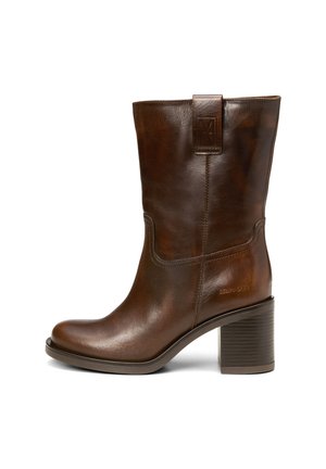 Bottines en cuir marron avec une finition lisse, bout rond, talon bloc empilé et détail de logo embossé sur le côté.