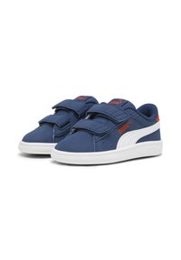 Tenisi albaștri cu accente albe și logo roșu, dintr-un material neted, cu profil scăzut și două curele velcro pentru închidere.