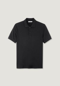 Zwarte polo shirt van stevige stof, met een klassieke kraag, korte mouwen en drie knopen op de sluiting. Geen patronen of accenten.