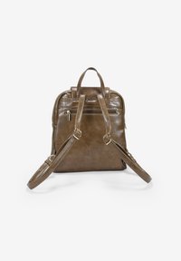 Mochila de cuero marrón con textura suave, correas dobles ajustables, asa superior, bolsillo frontal con cremallera y un diseño minimalista.