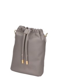 Borsa a tracolla in pelle grigia con hardware dorato, caratterizzata da una texture liscia, una parte superiore morbida e arrotondata e dettagli cuciti.