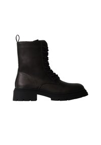 Botte de combat en cuir noir à lacets à l'avant, semelle épaisse et languette à l'arrière, vue de profil sur fond blanc.