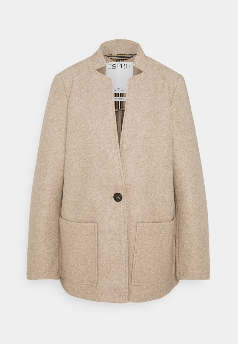 Abrigo beige de mezcla de lana con cuello mandarín, cierre de un solo botón, dos bolsillos delanteros y ajuste holgado. Diseñado con detalles de costuras.