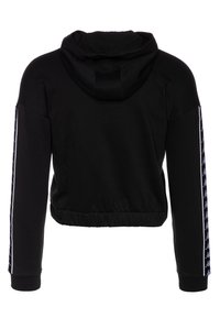 Sudadera recortada negra con acabado texturizado, que presenta una capucha, cintura elástica y detalles en blanco del logo a lo largo de las mangas.