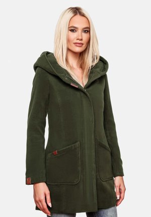 Olivgrön lång jacka med huva, framdragkedja, två stora fickor och en mjuk, slät yta. Bruna detaljer på fickorna.