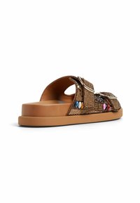 Sandales glissantes tressées marron avec deux brides ajustables et des embellissements colorés ; semelle plate avec un léger talon pour le confort.