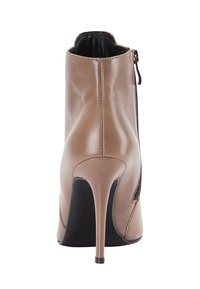 Botine cu toc înalt din piele taupe, cu cusătură pe spate, fermoar pe lateral și toc subțire stiletto, pe un fundal alb.