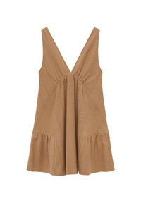 Robe sans manches beige avec décolleté en V profond, tissu texturé, détail froncé à l'avant, et panneaux évasés à l'ourlet.