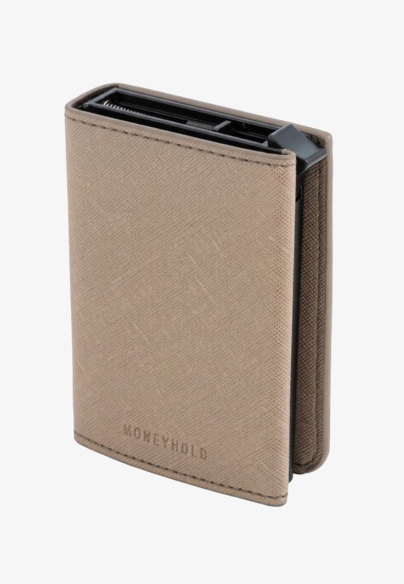 Cartera delgada beige con textura, con tarjetero metálico en el interior, parcialmente abierta mostrando el mecanismo de expulsión de tarjetas en color negro.