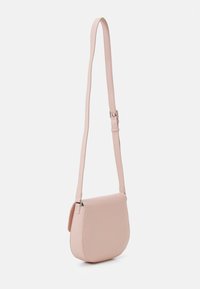 Borsa a tracolla rosa pallido realizzata in materiale liscio, con una forma arrotondata, tracolla regolabile e un design minimalista senza dettagli hardware visibili.