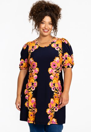 Floral tuniekjurk in marineblauw met levendige oranje en roze patronen, korte geplooide mouwen en een ronde halslijn. Zachte stof en een ontspannen pasvorm.
