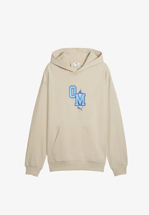 Beżowa bluza z kapturem z kieszenią kangurką, z haftowanymi jasnoniebieskimi literami "OM" i logo Puma. Miękka, gładka tkanina z kapturem.