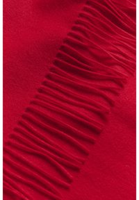 Lys rød uldstof med jævnt fordelte frynsetotter langs den ene kant, der viser en blød tekstur og en livlig farve.