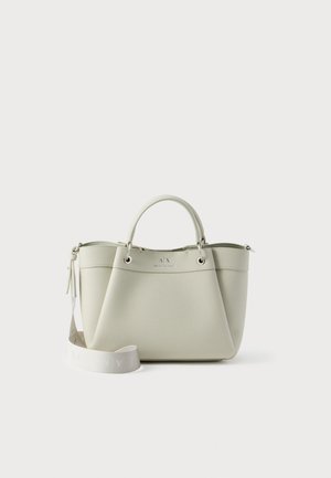 Piccola borsa a mano grigio chiaro con due manici e una tracolla larga rimovibile, con un discreto logo del marchio sul davanti.