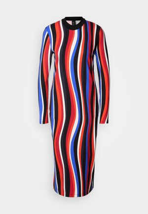 Langärmliges Kleid mit einem mehrfarbigen gewellten Muster in Rot, Blau, Weiß und Schwarz. Aus geripptem Stoff hergestellt, mit Rundhalsausschnitt.