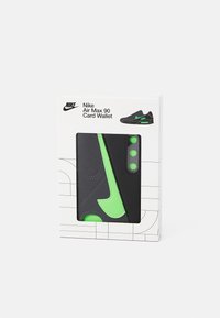 Nike Air Max 90 kortpung, sort med grønne detaljer, med en glat tekstur og det karakteristiske Nike-logo, pakket i en hvid æske.