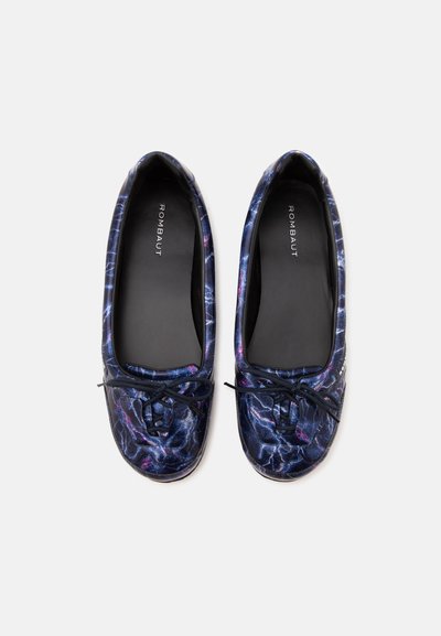 Paire de ballerines marbrées bleu et violet avec des nœuds noirs et des semelles intérieures noires estampillées "ROMBAUT", vues du dessus.