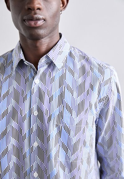 Camisa de cuello hecha de una tela ligera con un patrón de espiga en azul, negro y franjas blancas; incluye cierre de botones.
