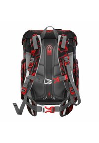 Zaino con motivo geometrico nero e rosso, spallacci grigi, clip regolabili, supporto posteriore imbottito e maniglia superiore per il trasporto.