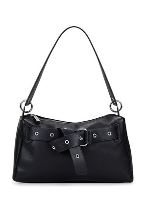 Bolso de mano de cuero negro con una correa de hombro curvada, que presenta un detalle en la parte frontal con herrajes plateados y acentos circulares. Acabado texturizado.