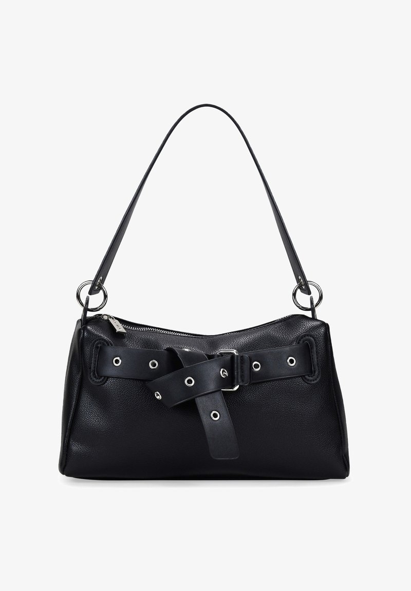 Bolso de mano de cuero negro con una correa de hombro curvada, que presenta un detalle en la parte frontal con herrajes plateados y acentos circulares. Acabado texturizado.