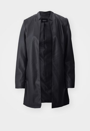 Casaco exterior preto de mangas longas feito de couro sintético suave, com um design minimalista e frente aberta, apresentando uma gola clássica em bico.
