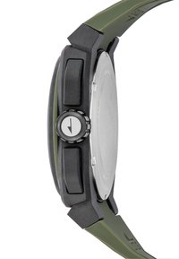 Orologio sportivo con quadrante argentato, cassa in polimero nero e cinturino in silicone verde. Presenta un pulsante rotondo e accenti strutturati.