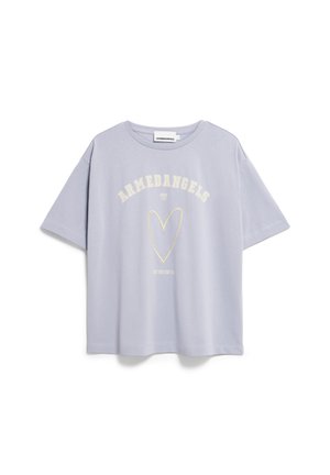 T-shirt en coton violet clair avec un col rond, des manches courtes et un design graphique présentant le texte "ARMEDANGELS" et un cœur.