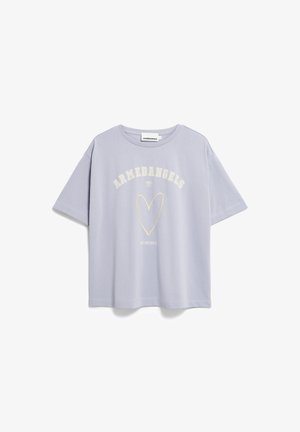 Hellblaues Baumwoll-T-Shirt mit rundem Ausschnitt, kurzen Ärmeln und einem grafischen Design mit dem Text "ARMEDANGELS" und einem Herzen.