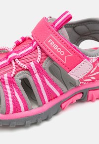 Różowe sandały na otwartej pięcie z szarymi akcentami, wykonane z materiałów siateczkowych i gumowych, z elastycznymi paskami oraz teksturowaną podeszwą. Logo "FRIBOO" na pasku.