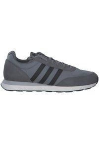 Zapatillas grises con una combinación de texturas suaves y de ante, con rayas negras, punta redonda, cierre de cordones en la parte delantera y suela blanca.