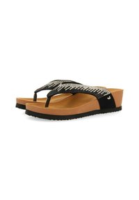 Un par de chanclas de cuña marrones con correas de cuentas en negro y plateado y suelas de goma negra sobre un fondo blanco.