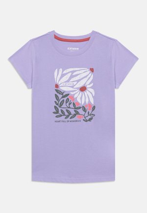 Lys lilla t-shirt med korte ærmer med hvide tusindfryd, grønne blade, pink blomster og teksten "Heart Full of Memories" på forsiden.