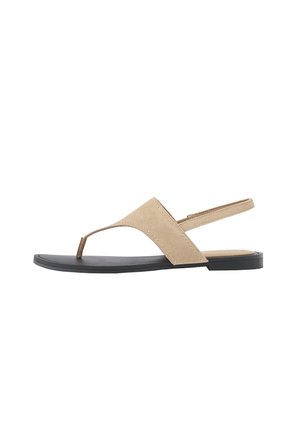 Beżowy sandał na pasku typu thong z szerokim paskiem z tkaniny i paskiem z tyłu na płaskiej czarnej podeszwie, widok z boku, minimalistyczny design.
