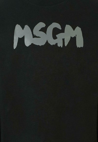 Czarna bawełniana koszulka z wyraźnym szarym logo "MSGM" w stylu pędzla na przodzie. Prosty, krótki rękaw, dekolt typu crew neck.