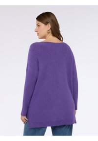 Maglione viola a maglia con trama a coste sulle maniche e sul retro, caratterizzato da una scollatura ampia e spacchi laterali per una vestibilità comoda.