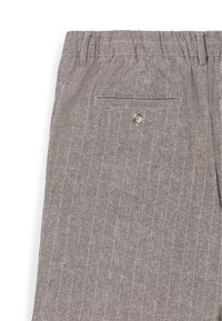 Pantaloni a righe grigie caratterizzati da un tessuto strutturato, una vita elastica e una singola tasca posteriore con chiusura a bottone.