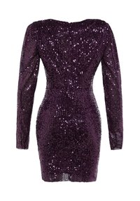 Robe mini ajustée à manches longues, couverte de sequins violet foncé avec une fermeture éclair au dos et un ourlet légèrement festonné.