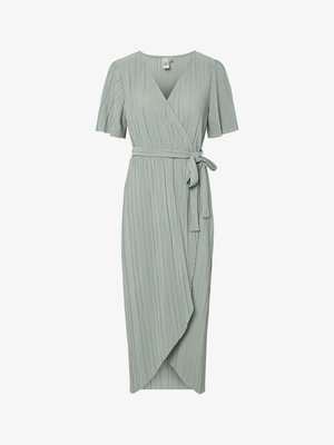 Svijetlozelena plisirana haljina na preklop s kratkim rukavima i pojasom za vezanje sa strane, midi duljine, s preklopnim donjim dijelom sprijeda.