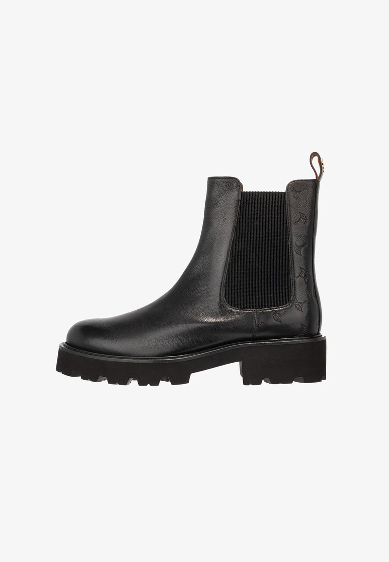 Bottine Chelsea en cuir noir avec semelle épaisse à crampons, panneau latéral élastique, motifs décoratifs cousus sur le talon et languette à l'arrière.