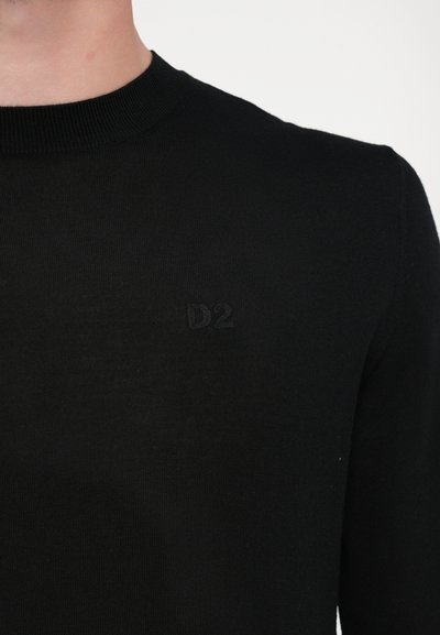 Pull en maille noir avec un col rond, présentant un discret logo "D2" en relief sur la poitrine, texture lisse et coupe ajustée.