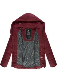 Chaqueta de plumas burdeos con capucha, que presenta un forro gris con pequeños patrones triangulares y un logo de corazón en el lado izquierdo.