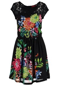 Schwarzes Kleid mit Spitzen-Cap-Ärmeln und einem floralen Muster in lebendigen Farben. Verfügt über eine taillierte Taille und einen fließenden Rock mit Schmetterlingen.